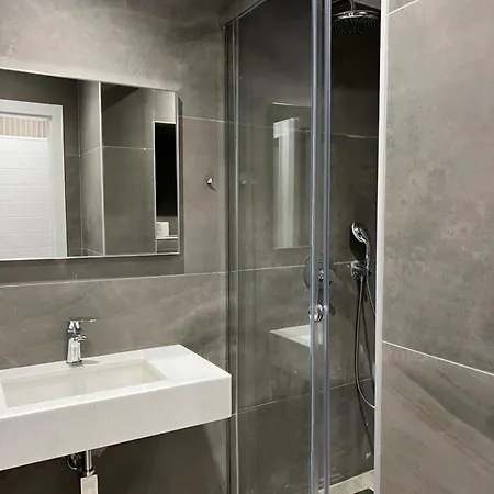 Tirana Central Stay ティラナ